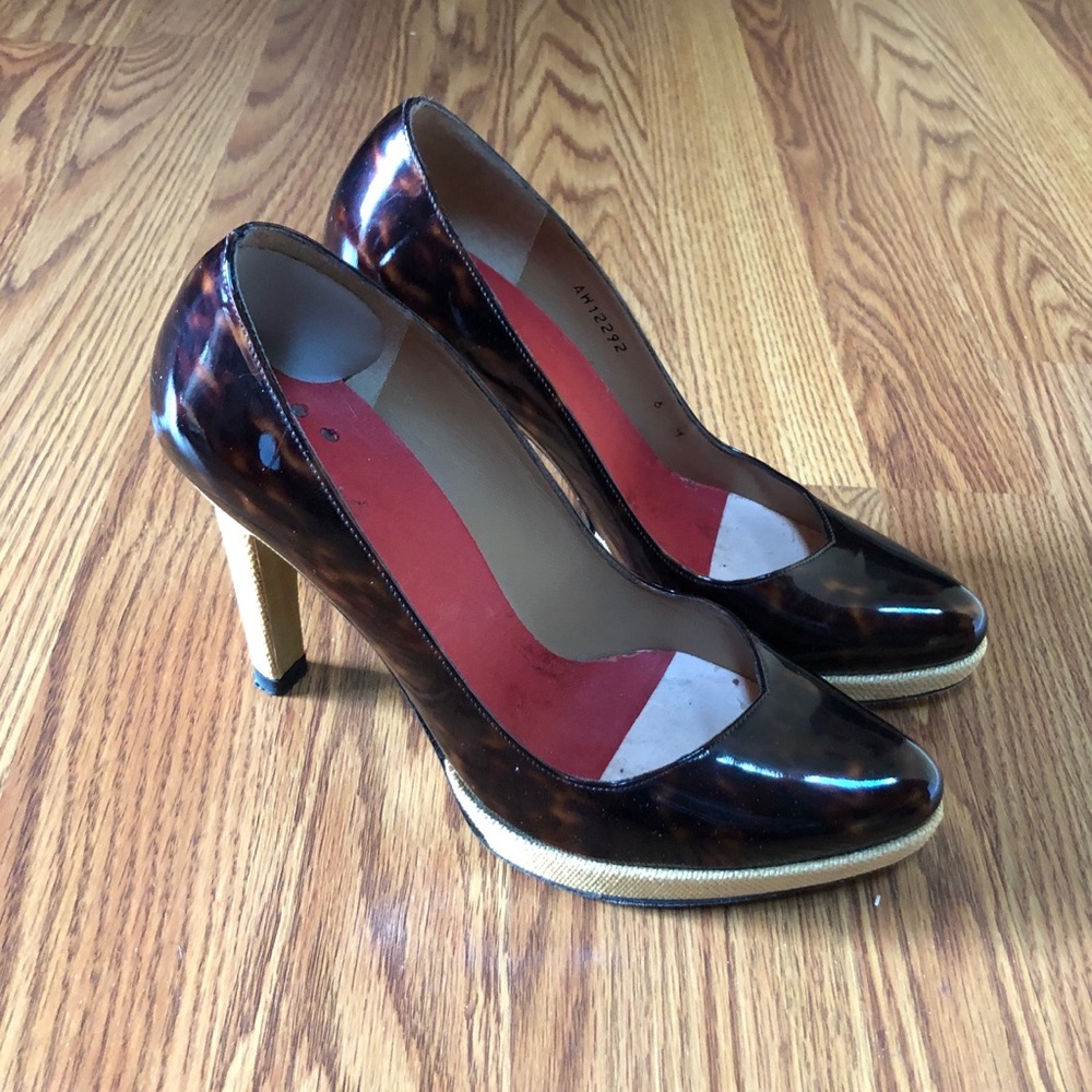 STUART WEITZMAN Shiny Brown Leather with Light Yellow/Cream Color Heels Size 6